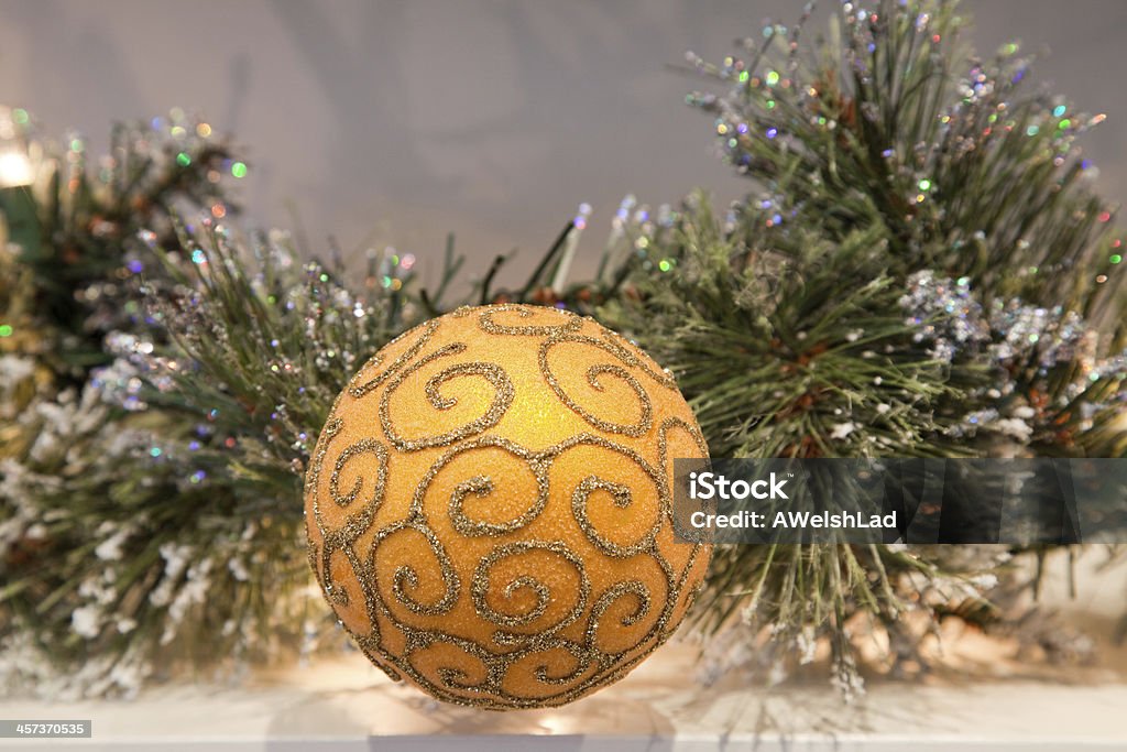 golden Garland decoración brillante de bola - Foto de stock de Celebración - Ocasión especial libre de derechos