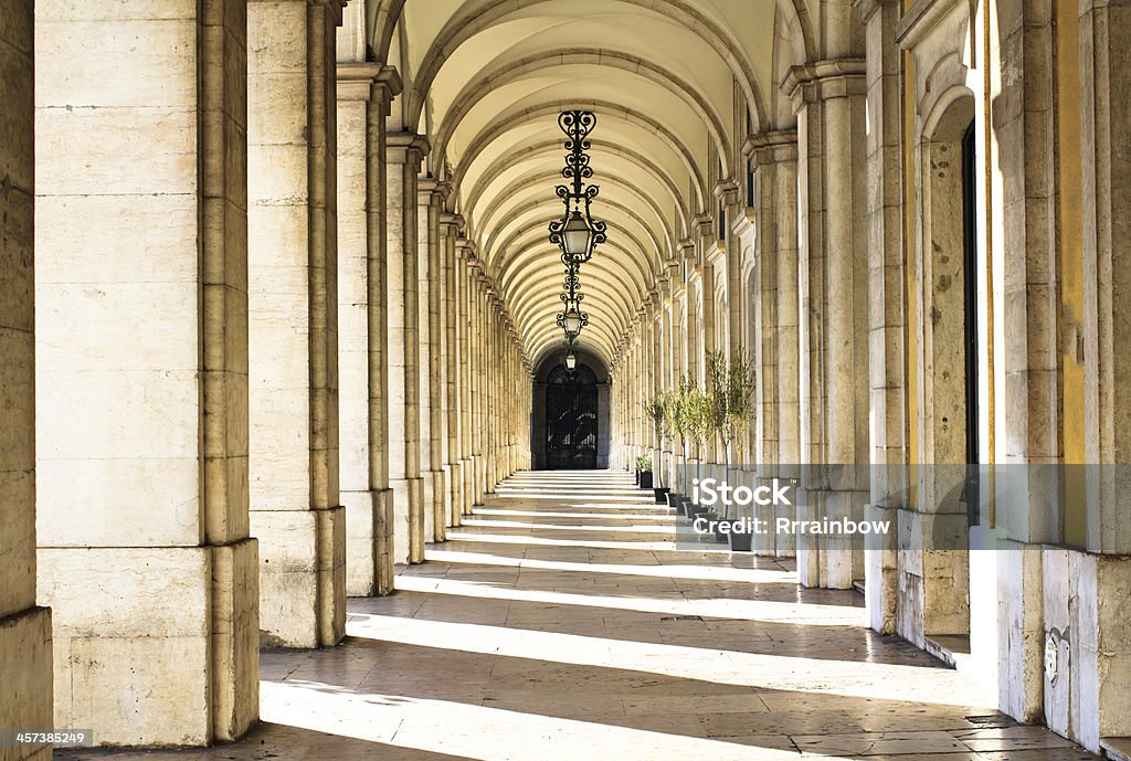 Korridor mit Licht und Schatten - Lizenzfrei Atrium - Grundstück Stock-Foto
