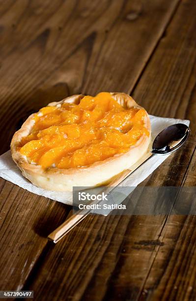 Mandarine Tart Auf Hölzernen Hintergrund Stockfoto und mehr Bilder von Bildhintergrund - Bildhintergrund, Dessert, Dessertpasteten