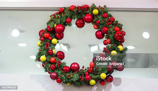 Corona Di Natale Con Palline E Decorazioni A Parete - Fotografie stock e altre immagini di Abete