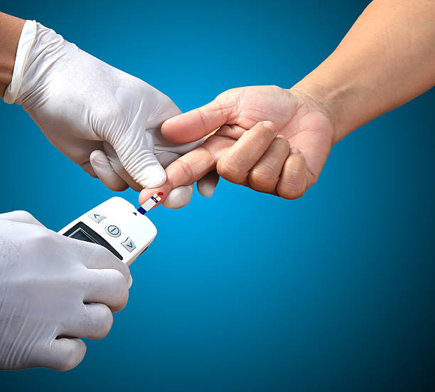 doctor test de glycémie valeur est mesurée sur un doigt - insulin food blood sugar test diabetes photos et images de collection