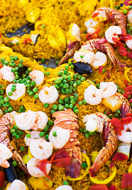 giant la paella de fruits de mer - food rice lobster scampi photos et images de collection