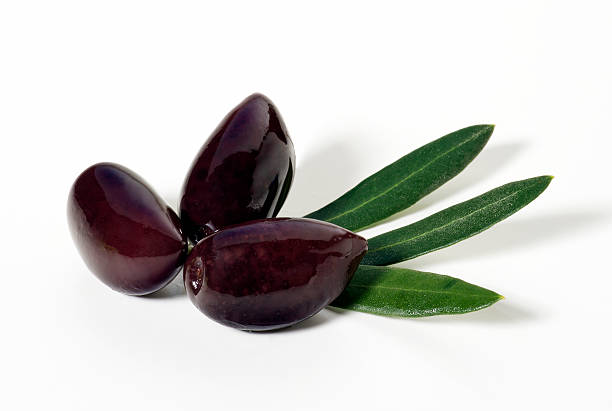 azeitona calamata (traçado de recorte) - calamata olive - fotografias e filmes do acervo