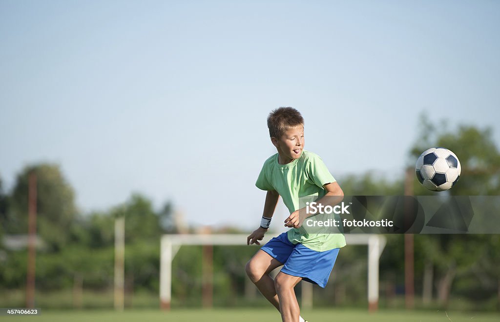 Menino correndo dribles - Foto de stock de 8-9 Anos royalty-free