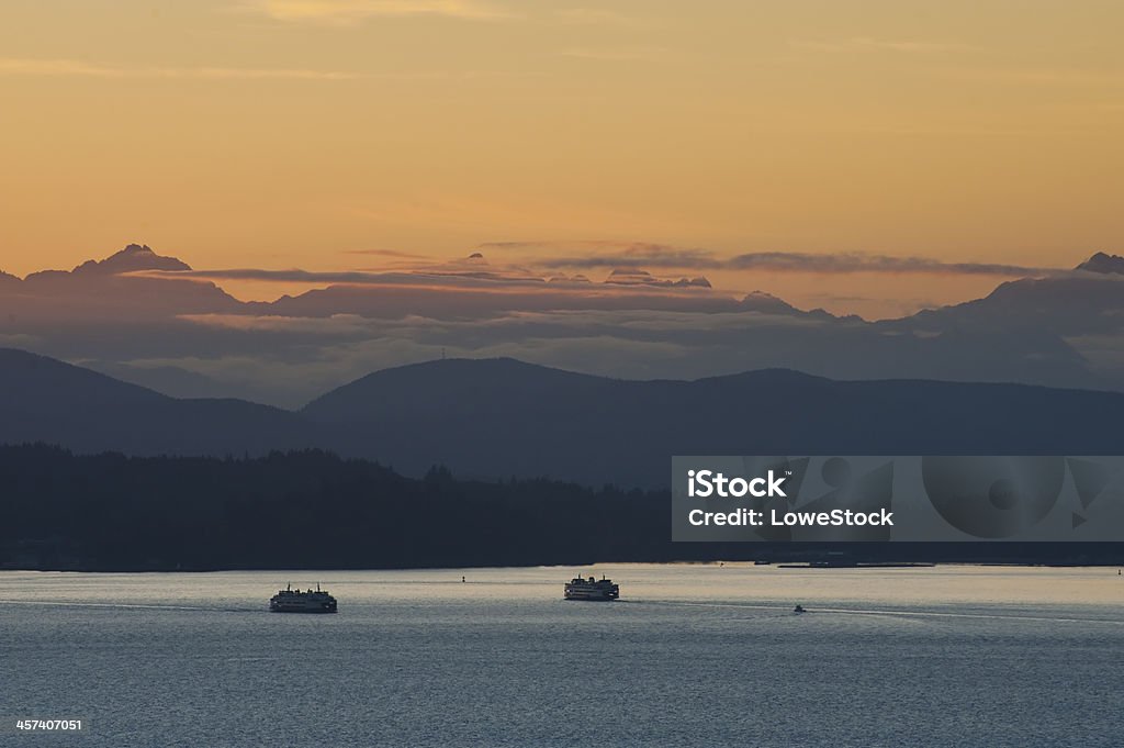 Washington State Ferries e as montanhas Olympic - Foto de stock de Estado de Washington royalty-free