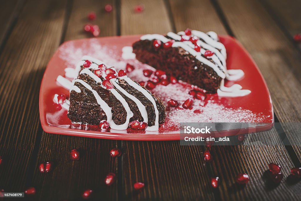 Sobremesa de bolo de chocolate de Natal na mesa de madeira com romã - Foto de stock de Assado no Forno royalty-free