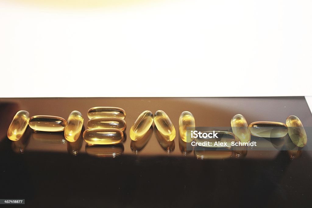 A expressão "saúde" de cápsulas de Óleo de peixe - Foto de stock de Amarelo royalty-free
