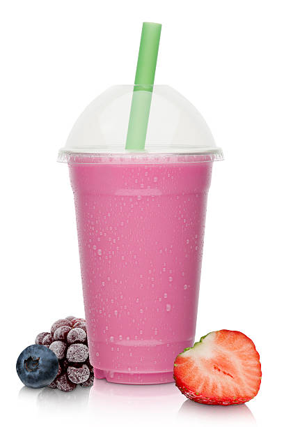 milk-shake à la fraise et mûres avec des fruits frais - milk shake smoothie blackberry isolated photos et images de collection
