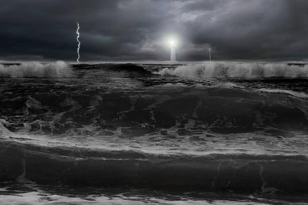 oceano dramático, escuro céu nublado com raios farol em frente - storm lighthouse cloudscape sea imagens e fotografias de stock