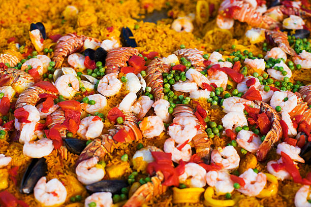 giant la paella de fruits de mer - food rice lobster scampi photos et images de collection