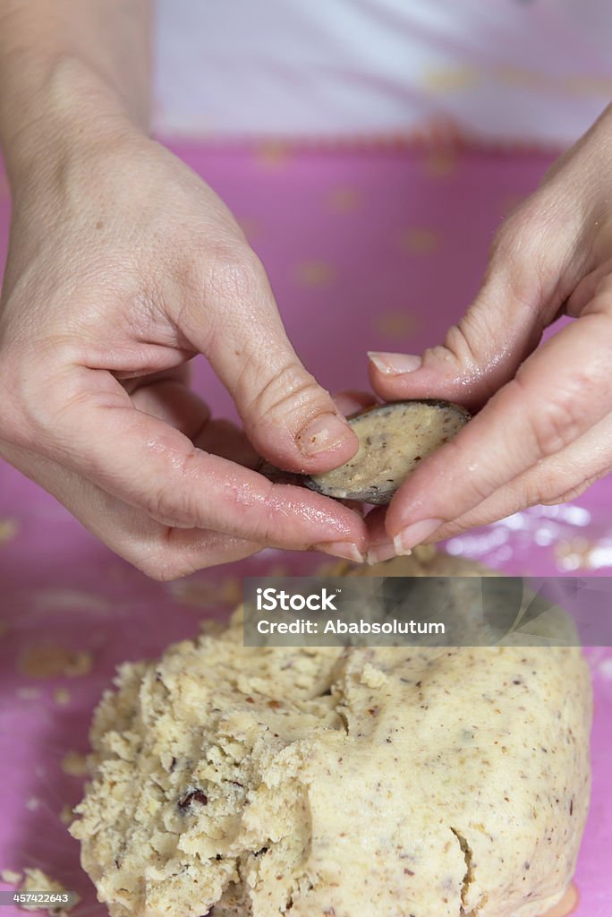 Assar biscoitos em casa - Foto de stock de 40-44 anos royalty-free