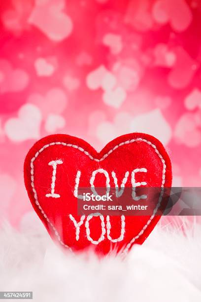 ヴァレンティーヌの中心で愛の言葉とフェザーズ You - I Love Youのストックフォトや画像を多数ご用意 - I Love You, ふわふわ, まぶしい