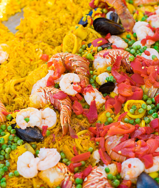 giant la paella de fruits de mer - food rice lobster scampi photos et images de collection