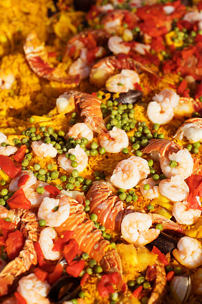 giant la paella de fruits de mer - food rice lobster scampi photos et images de collection