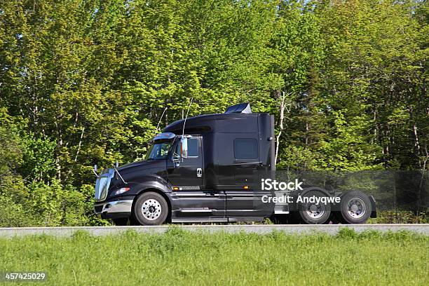 Camion Articolato - Fotografie stock e altre immagini di Ambientazione esterna - Ambientazione esterna, Attrezzatura, Autostrada