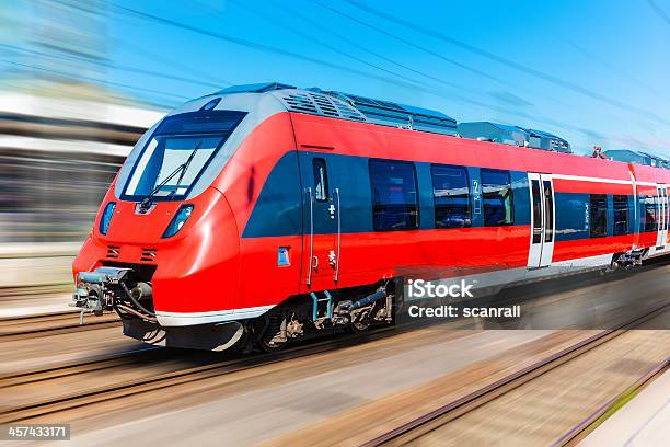 Rote Highspeedzug Mit Bewegungsunschärfe Stockfoto und mehr Bilder von Hochgeschwindigkeitszug - Hochgeschwindigkeitszug, Elektrischer Zug, Passagierzug