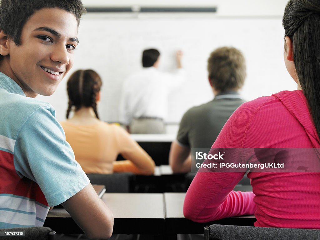 Teenage Boy asistir a lecciones en montaje tipo aula - Foto de stock de Australia libre de derechos