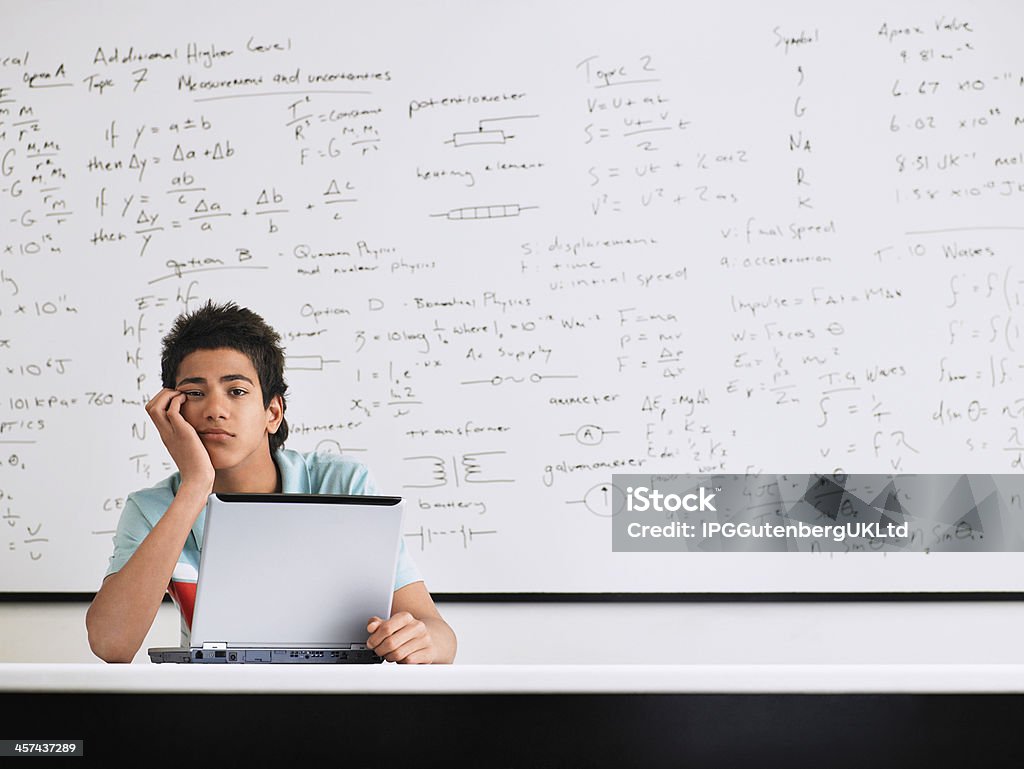 Adolescente en las matemáticas clase - Foto de stock de Aburrimiento libre de derechos