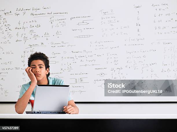 Adolescente En Las Matemáticas Clase Foto de stock y más banco de imágenes de Aburrimiento - Aburrimiento, Ciencia, Estudiante