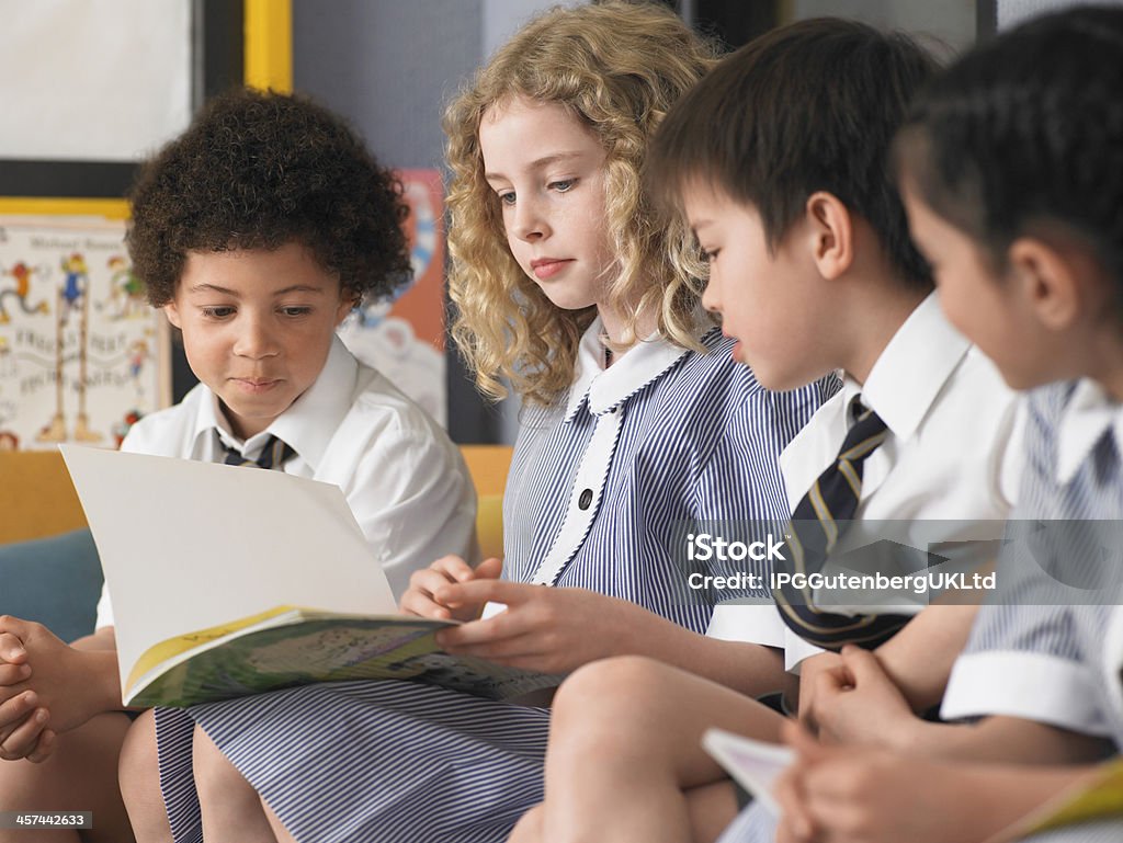 Studenti lettura libro seduto In aula - Foto stock royalty-free di Australia