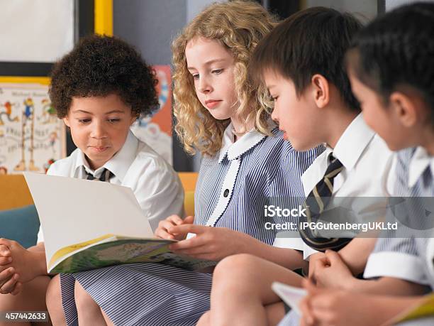 Studenti Lettura Libro Seduto In Aula - Fotografie stock e altre immagini di Australia - Australia, Educazione, Studente