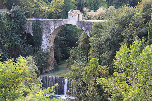 brücke über den wasserfall - europe arch bridge stone bridge covered bridge stock-fotos und bilder