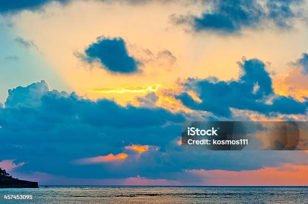 Extraordinariamente Hermoso Del Cielo Del Amanecer Sobre El Mar Calmo Foto de stock y más banco de imágenes de Abstracto