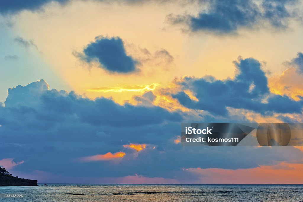 Straordinariamente bellissimo cielo di Alba sul mare calmo - Foto stock royalty-free di Acqua