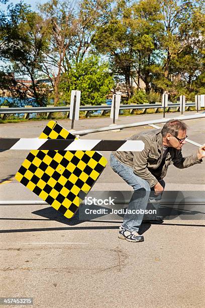 Homem Tenta Ir Na Estrada De Cruzamento De Estrada - Fotografias de stock e mais imagens de Adulto - Adulto, Ao Ar Livre, Barreira de Construção