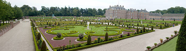 panorama del giardino dal palazzo reale "het loo" (apeldoorn, olanda - apeldoorn foto e immagini stock