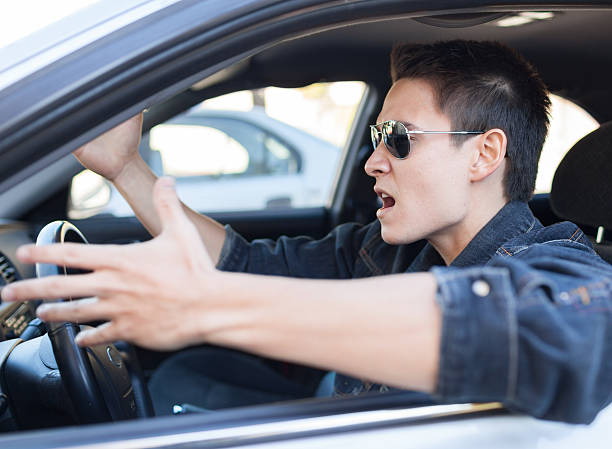 irritazione driver - furious road rage driver road foto e immagini stock