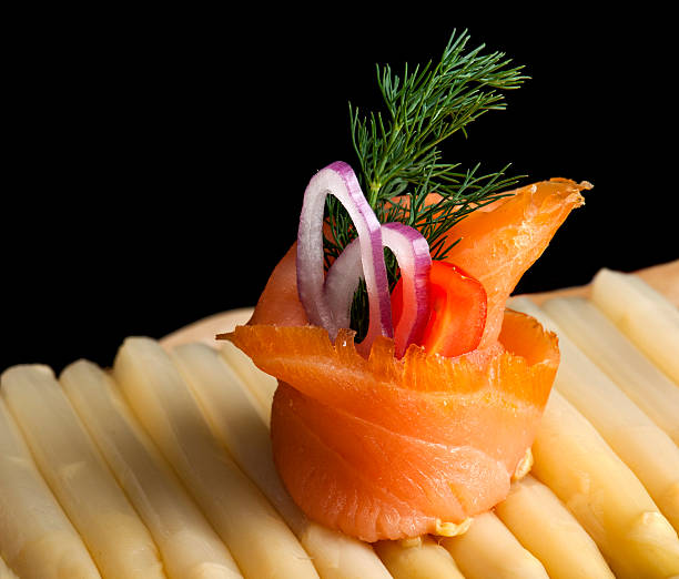 rollo de salmón ahumado - appetizer salmon smoked salmon cracker fotografías e imágenes de stock