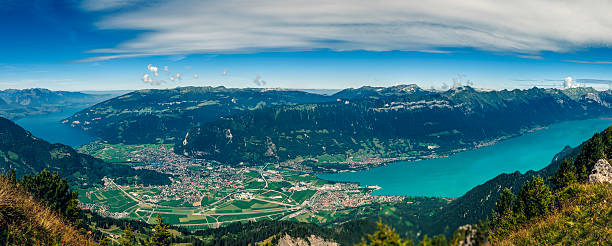 cidade suíça de interlaken com thun e brienze lagos (ii) - interlaken lake brienz switzerland - fotografias e filmes do acervo