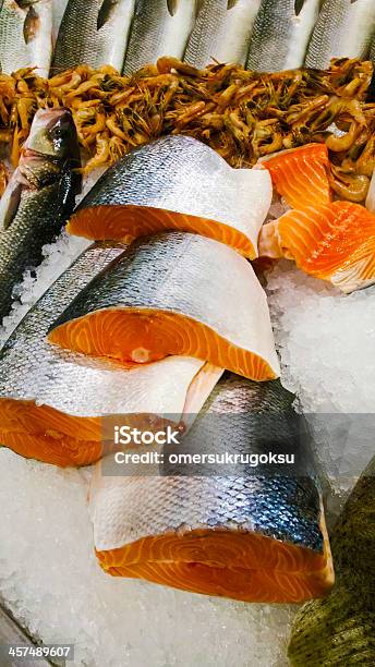Rodajas De Salmón En El Mercado Foto de stock y más banco de imágenes de Aceite de hígado de pescado - Aceite de hígado de pescado, Alimento, Color - Tipo de imagen