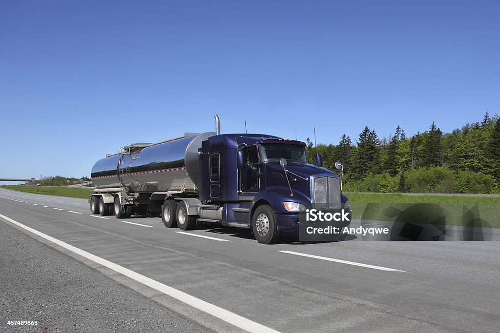 Navire-citerne camion - Photo de Camion de transport de lait libre de droits