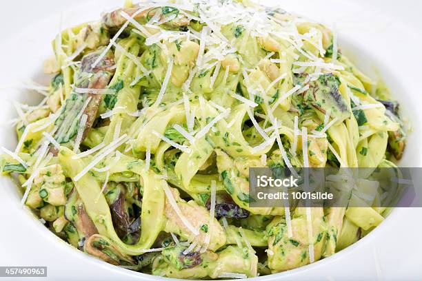 Foto de Fettucini Com Espinafre Molho Alfredo e mais fotos de stock de Alimentação Saudável - Alimentação Saudável, Almoço, Berinjela