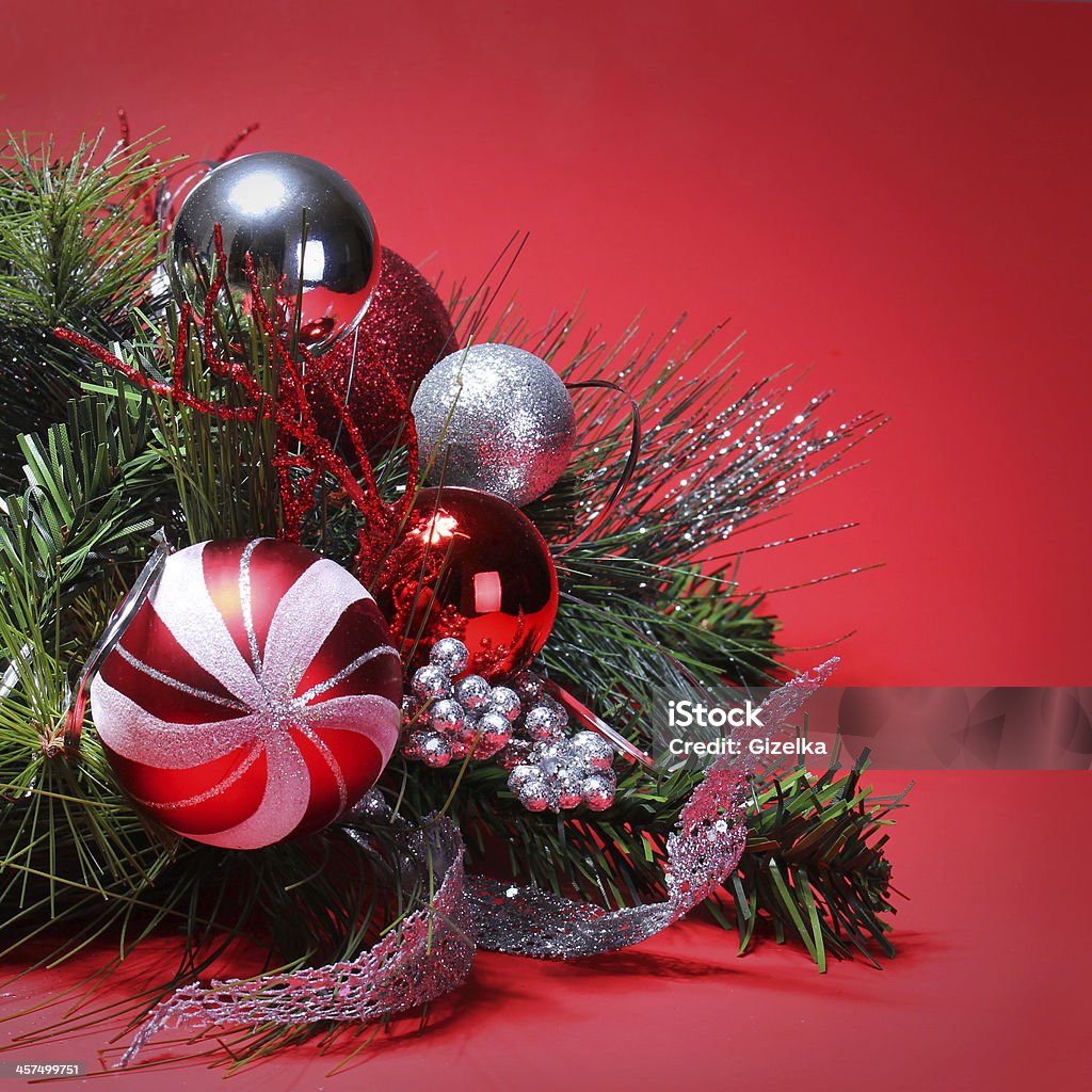 Foto de Decoração De Natal Vermelho E Prata Bolas Em Um Galho De Árvore e  mais fotos de stock de Bola de Árvore de Natal - iStock