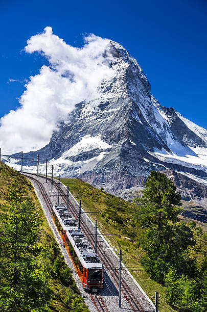gornergrat train et matterhorn.  la suisse - helvetic photos et images de collection