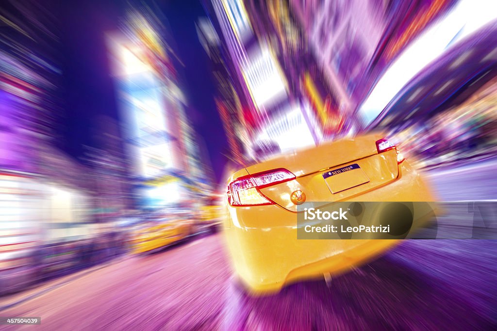 Yellow cab in der Hauptverkehrszeit in Times Square - Lizenzfrei Beleuchtet Stock-Foto