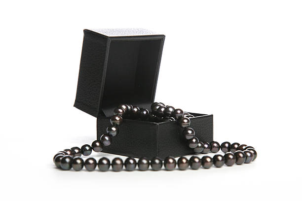 boîte à bijoux en cuir noir avec collier de perles ouvert - black pearl pearl horizontal necklace photos et images de collection