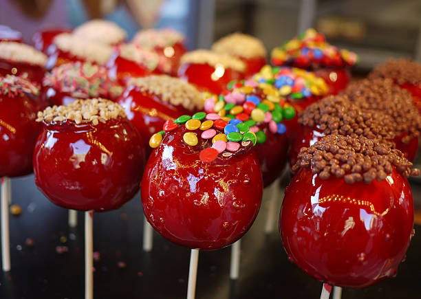 candy apple caramello sul mercato - foto stock