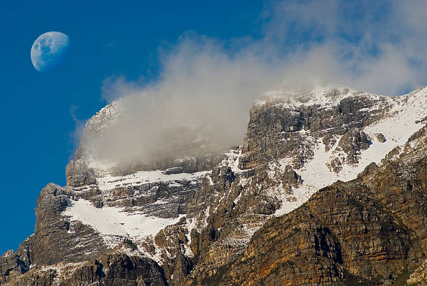 Schneebedeckte Berggipfel – Foto