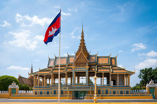 padiglione al chiaro di luna presso il palazzo reale di phnom penh, cambogia - stupa royal stupa local landmark national landmark foto e immagini stock