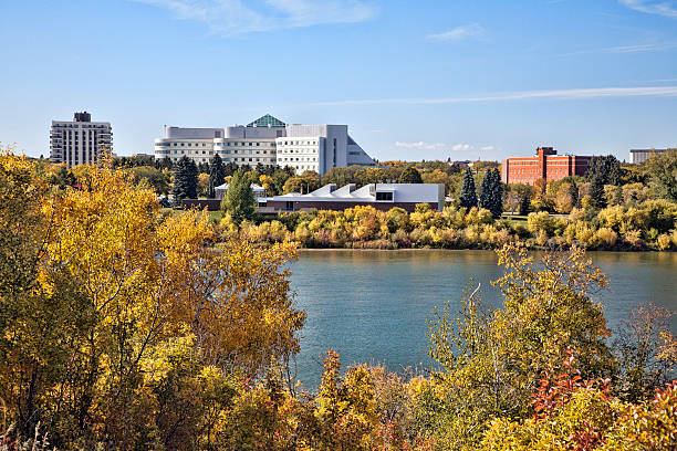 mendel e galeria de arte da cidade de hospital em saskatoon - south saskatchewan river imagens e fotografias de stock