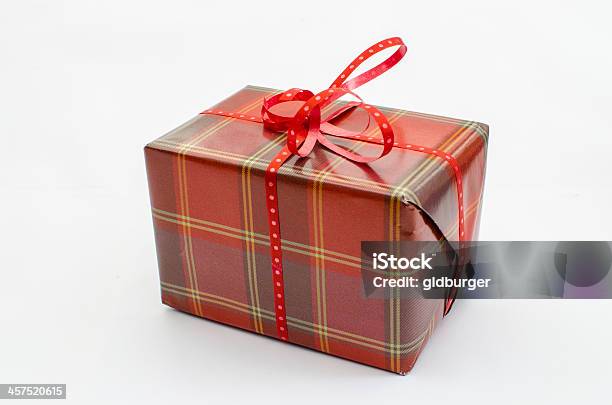 Regalo Di Natale Su Sfondo Bianco - Fotografie stock e altre immagini di Composizione orizzontale - Composizione orizzontale, Copy Space, Davanti