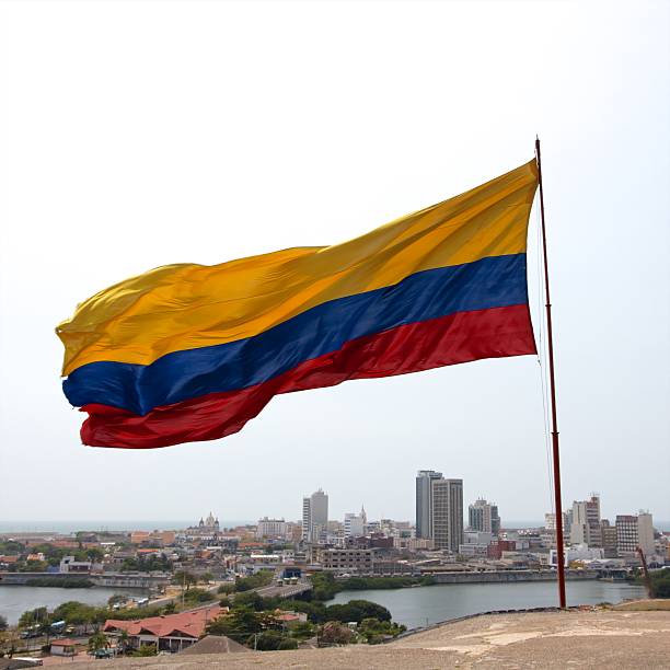 bandera colombiana en cartagena - castillo de san felipe de barajas fotografías e imágenes de stock