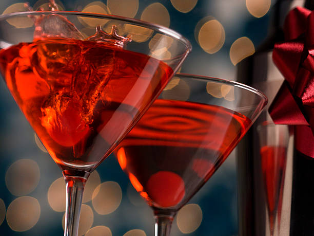 férias cocktail de bebidas com um toque - martini cocktail christmas blue imagens e fotografias de stock