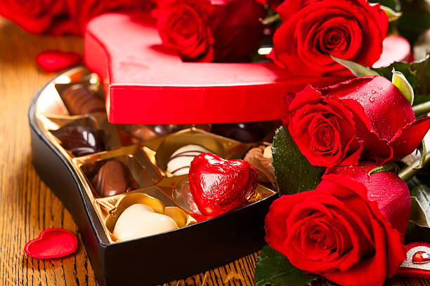 коробка шоколадных трюфелей с красных роз - single flower bouquet flower holidays and celebrations стоковые фото и изображения