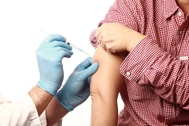toma la gripe - injecting vaccination flu virus impfung fotografías e imágenes de stock