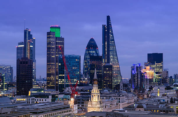 лондонский сити небоскребов в сумерках - heron tower стоковые фото и изображения